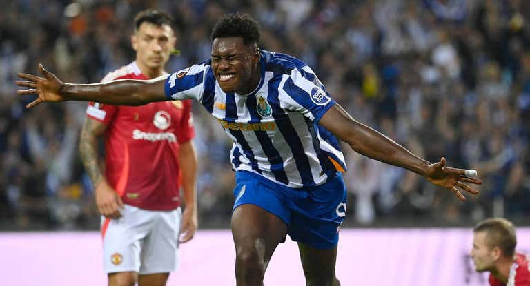 Samu Omorodion marcó un doblete contra el Manchester United.