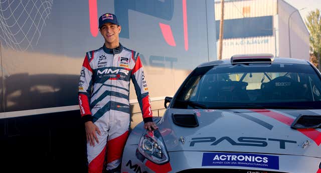 La mayor parte del tiempo lejos de su familia y sin carné… para llegar a ser como Carlos Sainz: “A veces me da algún truquito con el coche”
