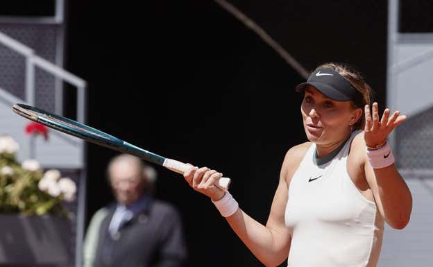 Paula Badosa se lamenta durante su última participación en el Mutua Madrid Open.  EFE/Sergio Pérez