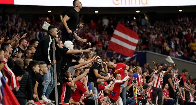El Atlético expulsa «de forma permanente» a otros dos socios del Fondo Sur por los incidentes del derbi