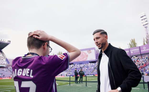 La reacción de Miguel al encontrarse con Javi Sánchez.  RELEVO / SALVADOR FENOLL