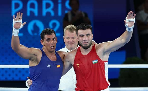El boxeador español Ayoub Ghadfa y el uzbeko Bahodir Jalolov. EFE