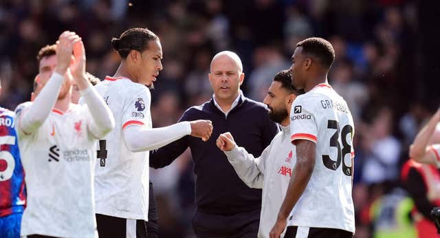 El Liverpool se va al parón como líder y Manchester City y Arsenal remontan para no perder su estela