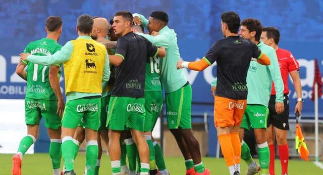 El Racing consigue una victoria de líder en La Romareda