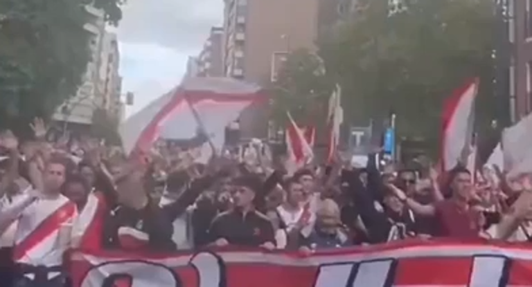 La afición rayista celebra el centenario del club como visitantes en Valladolid.