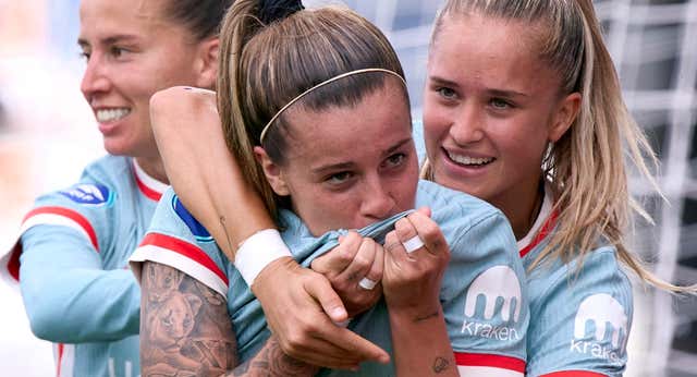 Los dos goles en propia que crucificaron al Athletic, evitaron el estreno de Rosa Otermín y llevaron al Atlético al pleno de victorias