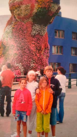 “De vacaciones con la familia Codina”. Laia Codina (izq.) y Gerard Gumbau (dcha.) de viaje juntos en Bilbao.  JOAN GUMBAU