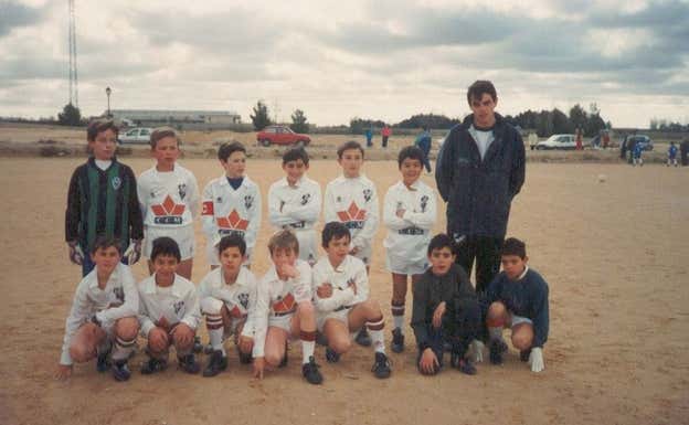 Iniesta, con el brazalete, en el Benjamín del Alba entrenado por Víctor Manuel Hernández.