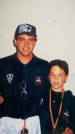 Iniesta, con su entrenador Víctor Manuel Hernández.