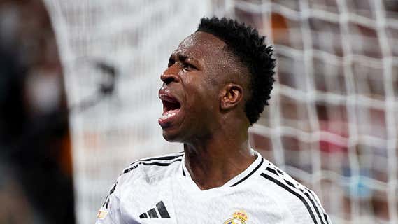Vinicus alienta al público del Bernabéu ante el Villarreal. /GETTY