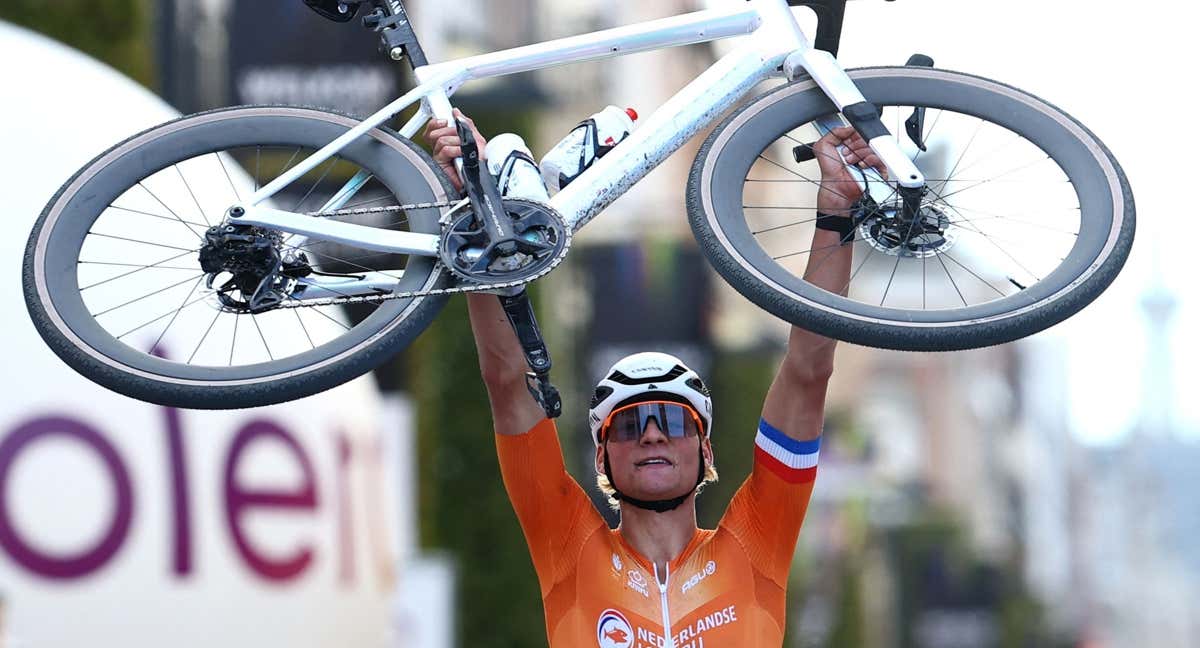 Van der Poel celebra el título conquistado este domingo.