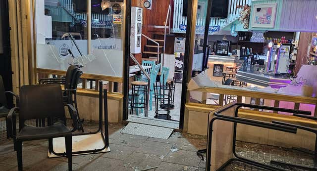 Un centenar de ultras del Málaga provocan altercados en las inmediaciones de Riazor