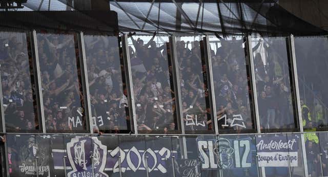 La Real rinde homenaje a los afectados por los ultras del Anderlecht y les regala la ropa