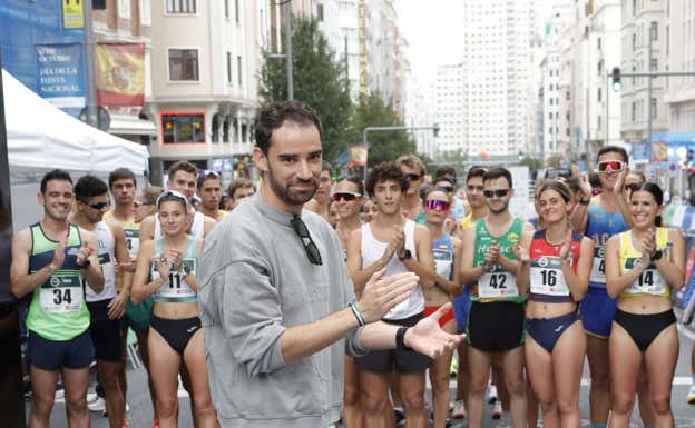 El marchador español Álvaro Martín recibe un homenaje momentos antes del inicio del Gran Premio Internacional Madrid Marcha, del circuito World Athletics, este domingo en Madrid.  EFE/Zipi