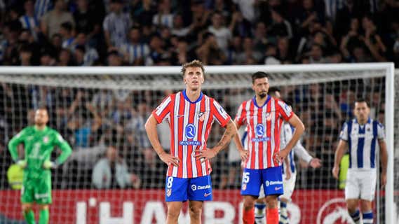 Barrios y los jugadores del Atlético de Madrid, cabizbajos tras el gol de la Real Sociedad. /AFP