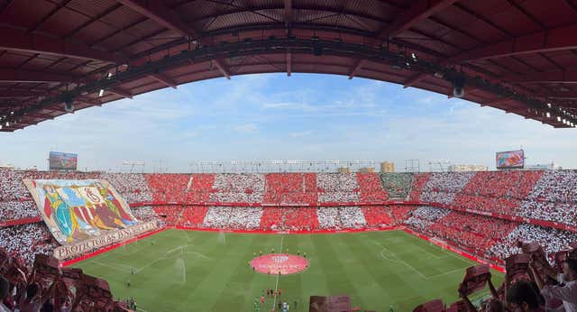 El gran ambiente del derbi entre Betis y Sevilla: fiesta, bengalas y tensión
