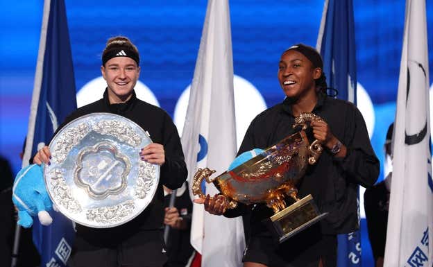 Muchova y Gauff, en la entrega de premios.  Reuters