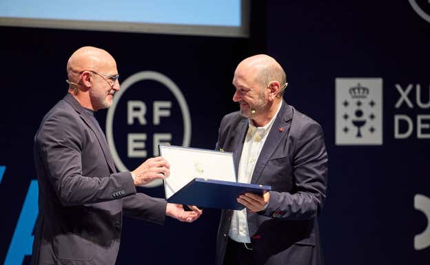 Rafael Louzán, presidente de la federación gallega de fútbol, en un acto con Luis de la Fuente.  Futgal