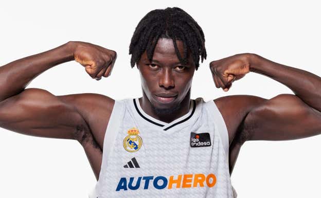 Ndiaye en la sesión de fotos del Real Madrid previa a la temporada. ACB Media Center