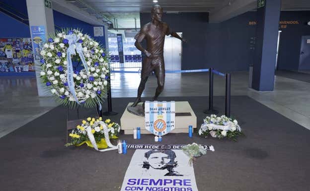 Estatua de Dani Jarque en la puerta 21 del RCDE Stadium.  RCDE