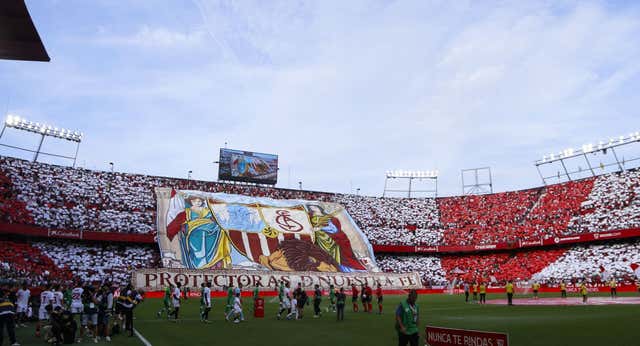 La tensión se coló en el palco del Sánchez-Pizjuán con rifirrafes de Joaquín Caparrós, Del Nido Benavente…