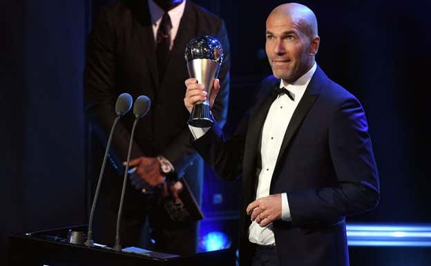 Zidane recibiendo el premio The Best a mejor entrenador.  EFE