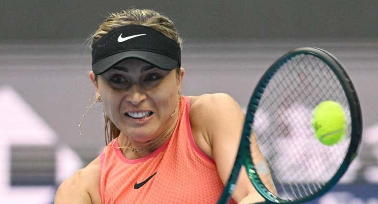 Paula Badosa golpea la bola durante el torneo de Pekín, en el partido ante Coco Gauff.