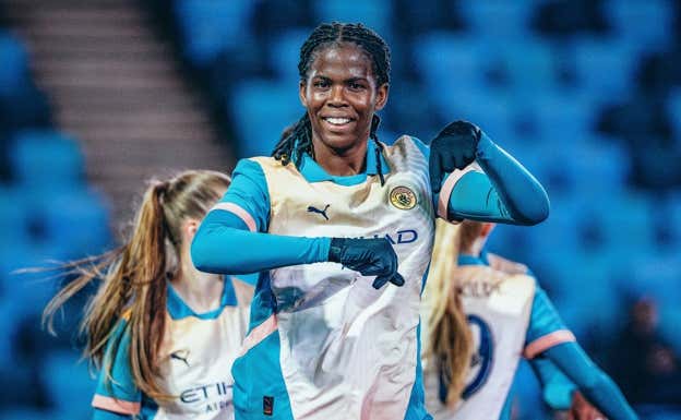Bunny Shaw celebrando un gol.  MANCHESTER CITY WOMEN