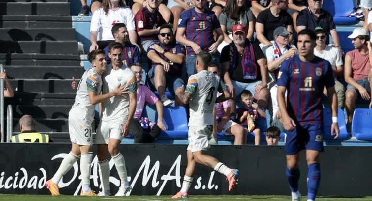 El Castellón celebra un gol en Elda