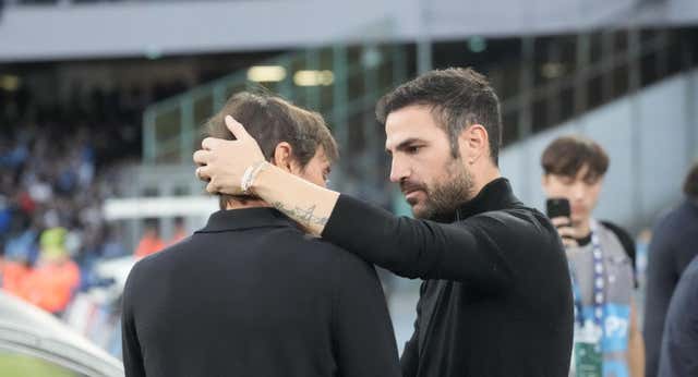 El equipo de Cesc Fábregas ofrecerá cerveza gratis a los aficionados del Nápoles que asistan a su estadio