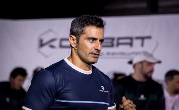 Manu Martín durante la presentación de su pala. KOMBAT