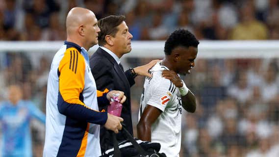 Vinicius sale dolorido en el partido ante el Villarreal. /REUTERS