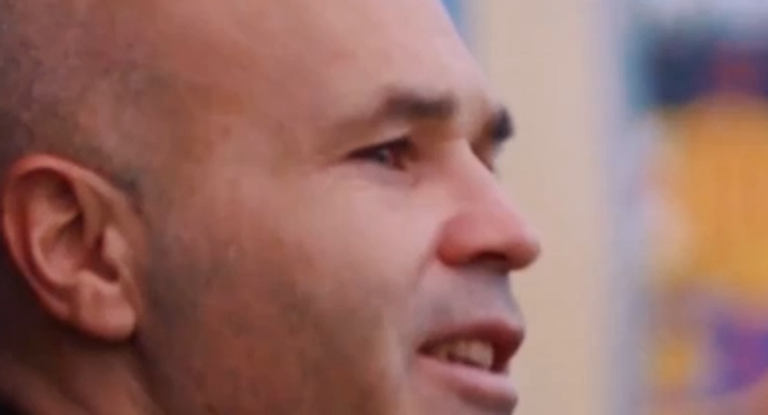 Iniesta visita el entrenamiento del Barça con especial cariño a los canteranos.