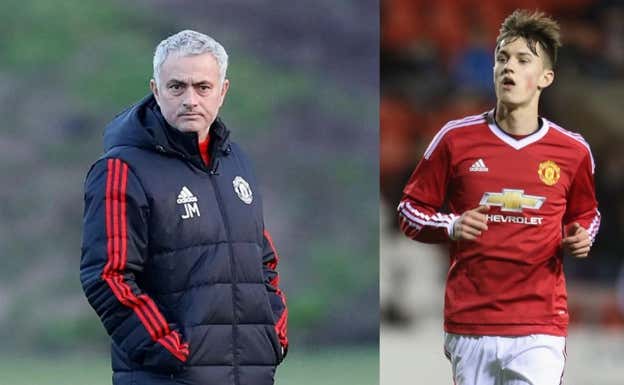 José Mourinho y Callum Gribbin, en el Manchester United. REUTERS