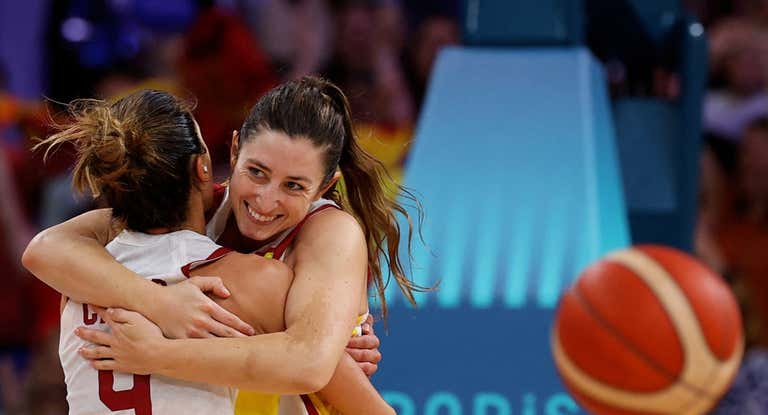 Queralt Casas se abraza con Leonor Rodriguez.
