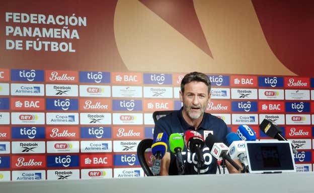 Thomas Christiansen en una rueda de prensa con Panamá.  EFE.
