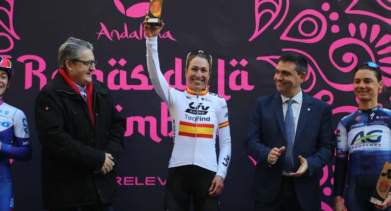 Mavi García recibe su trofeo como ganadora de Reinas de la Alhambra 2023 junto al director de Relevo, Óscar Campillo, y al concejal de Deportes del Ayuntamiento de Granada, Jorge Iglesias Puerta.