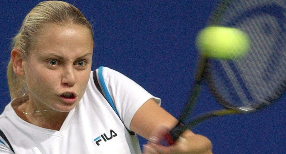 Jelena Dokic en un partido frente a Justine Henin.