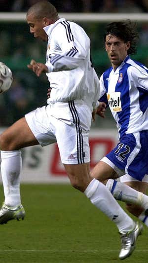 Torricelli, junto a Ronaldo Nazario.  ARCHIVO