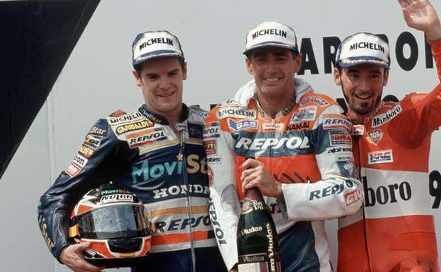 Carlos Checa con Mick Doohan y Max Biaggi.  Reuters