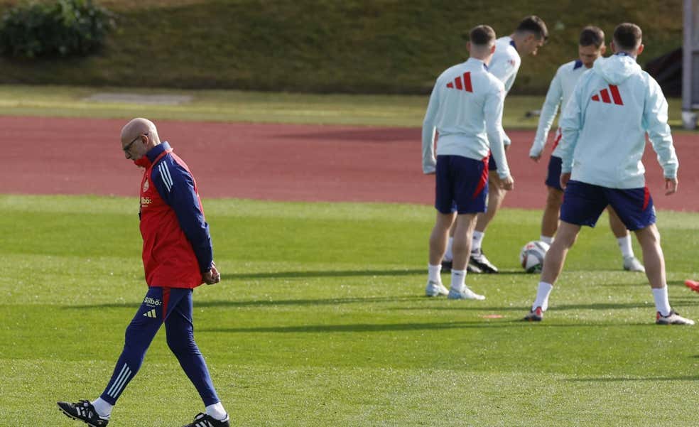 Mientras la RFEF elige Papa, De la Fuente tiene un sueldo y siete cargos
