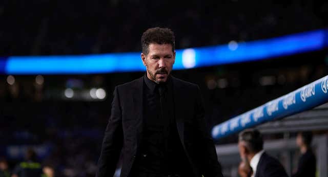 En Inglaterra ya ven para Simeone un final triste como el de Wenger: «Se ha convertido en una parodia incontrolable de sí mismo»