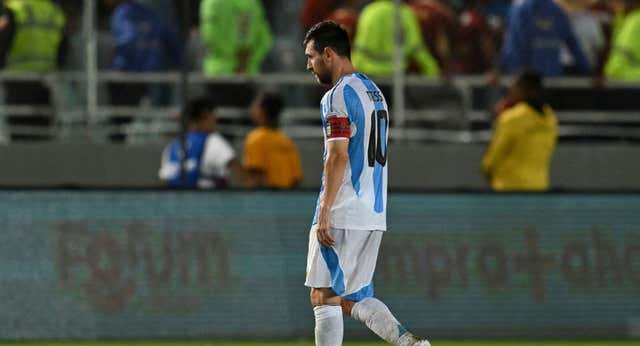 El césped, la lluvia y un golazo enturbian el regreso de Messi con Argentina