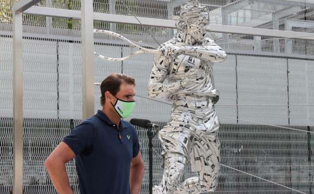 Rafael Nadal, durante la inauguración de su estatua en Roland Garros.  EFE/EPA/Xavi Pladellorens