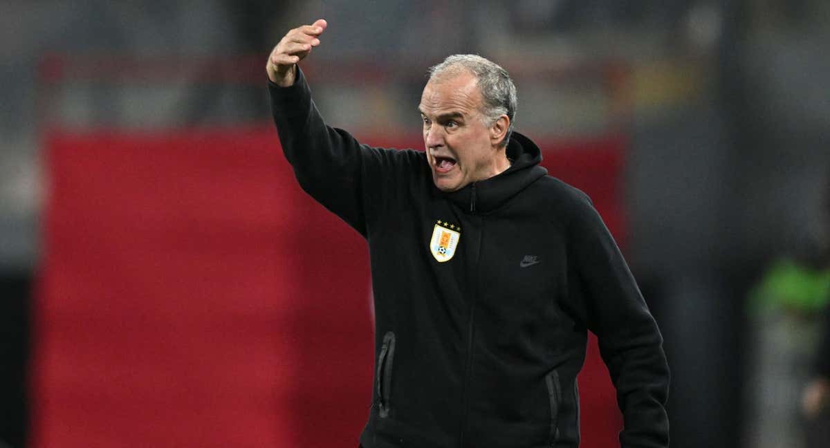 Marcelo Bielsa da instrucciones a sus jugadores en el encuentro ante Perú.