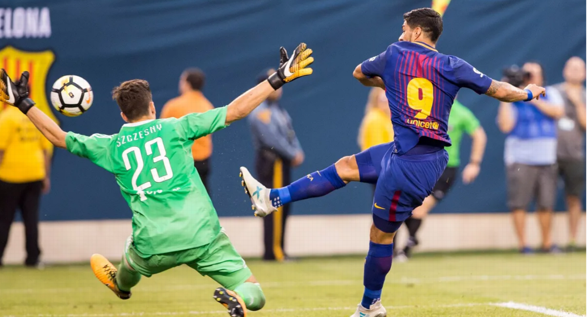 Szczesny detiene un disparo de Luis Suárez en un amistoso.