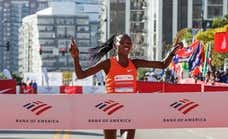Estratosférico récord mundial en la Maratón de Chicago: Ruth Chepngetich fulmina la marca en más de dos minutos