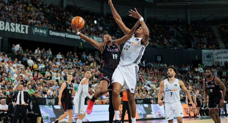 Melwin Pantzar trata de anotar ante la defensa de Edy Tavares