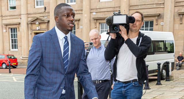 Benjamin Mendy acusa a varios excompañeros del City de participar en fiestas con alcohol y mujeres: “Incluido el capitán”