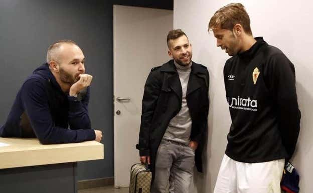 David Sánchez conversa con Jordi Alba e Iniesta tras un Real Murcia-Barcelona de Copa.  CEDIDA